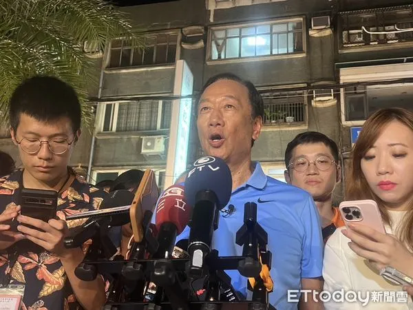 ▲郭台銘9日晚間在饒河夜市受訪。（圖／記者蘇晏男攝）