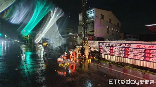 ▲台南市佳里區久井加油站對面，發生自小客車疑自撞電桿，造成車上5人受傷，消防人員冒雨搶救中。（圖／民眾提供，下同）