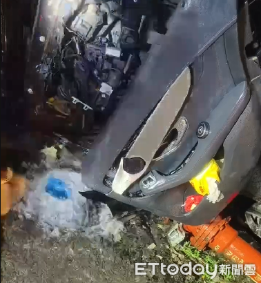 ▲台南市佳里區久井加油站對面，發生自小客車疑自撞電桿，造成車上5人受傷，消防人員冒雨搶救中。（圖／民眾提供，下同）