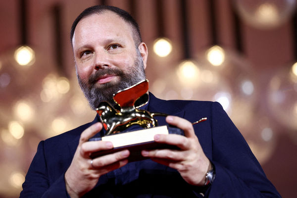 ▲希臘導演尤格藍西莫（Yorgos Lanthimos）的新片《可憐的東西》拿下本屆威尼斯影展最高榮譽的金獅獎。（圖／路透）