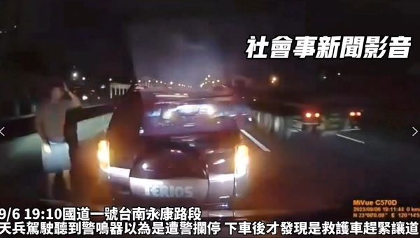 ▲▼國道三寶臨停內側車道擋救護車。（圖／翻攝《記者爆料網》）。