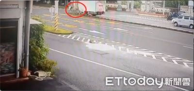 電桿有夠衰！貨車司機開車分心撿單自撞　「瞬間橫躺」畫面曝