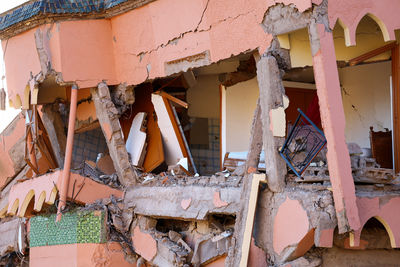 強震10秒像世界末日毀了！摩洛哥山村房屋倒塌　拉出遺體災民哭泣