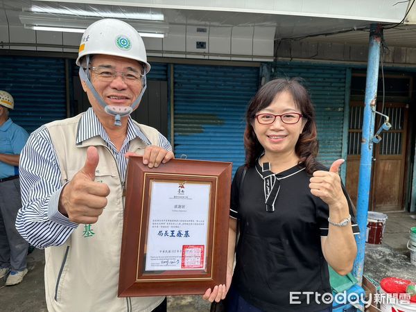 ▲台南市勞工局為落實黃偉哲市長「希望家園」的願景，與「做工行善團」修繕志工，抓緊腳步幫弱勢勞工整修房子。（圖／記者林東良翻攝，下同）