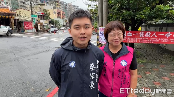 ▲台南市計程車教育輔導協會，號召司機們及親朋好友，10日上午舉行盛大捐血活動，雖有大雨仍抵擋不住民眾熱心。（圖／記者林東良翻攝，下同）