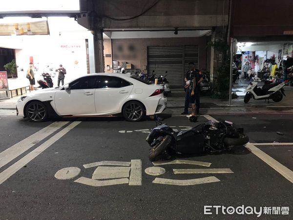 ▲高雄市三民區發生一起死亡車禍，監視器還原撞擊瞬間             。（圖／記者吳奕靖翻攝）