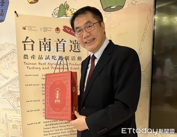 ▲台南市長黃偉哲市長在新加坡推廣台灣農產品時也力推黑橋牌香腸。（圖：黑橋牌提供，下同）