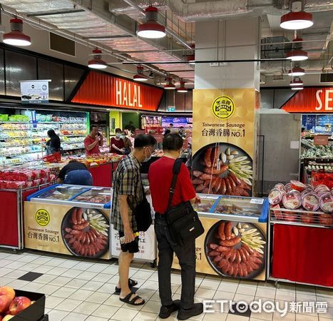 ▲台南市長黃偉哲市長在新加坡推廣台灣農產品時也力推黑橋牌香腸。（圖：黑橋牌提供，下同）