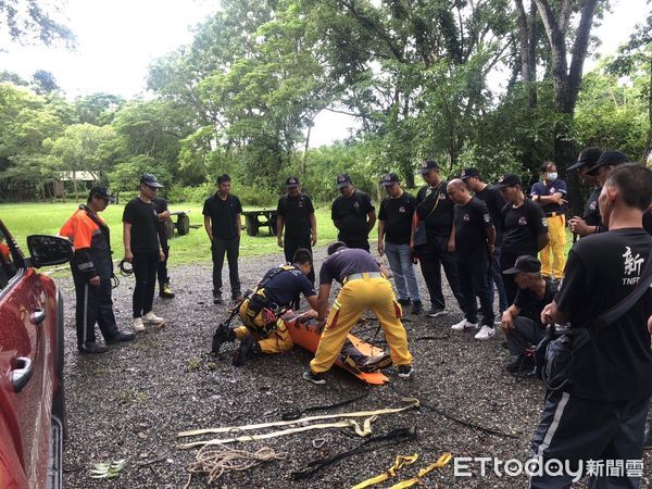 ▲台南市消防局第四大隊新化義消，為精進山域搜救技能，特別辦理山域事故搜救訓練。（圖／記者林東良翻攝，下同）