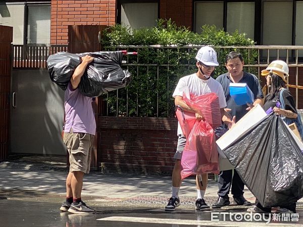 ▲▼大直工地塌陷，受災戶搬運私人物品。（圖／記者黃國霖攝）