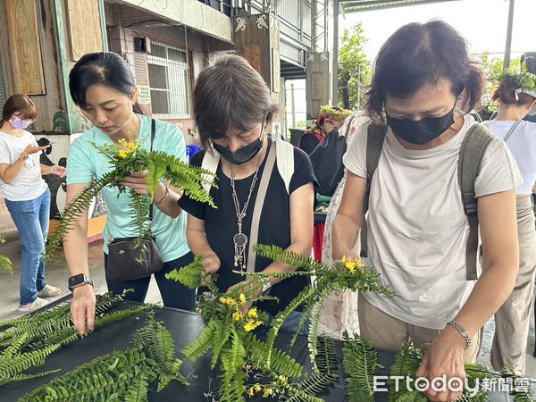 ▲佩戴頭目花環            。（圖／屏東縣政府提供）