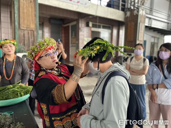 ▲佩戴頭目花環            。（圖／屏東縣政府提供）