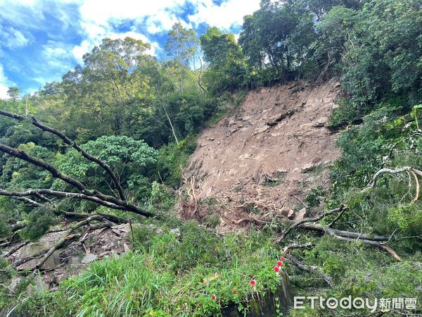 ▲▼  阿里山鄉縣道129號8.1公里土石日前崩落 。（圖／記者翁伊森翻攝）