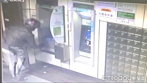 ▲李男今晨在永和4家金融機構ATM噴漆，遭警方逮捕時，竟持刀抵抗。（圖／記者陸運陞翻攝）