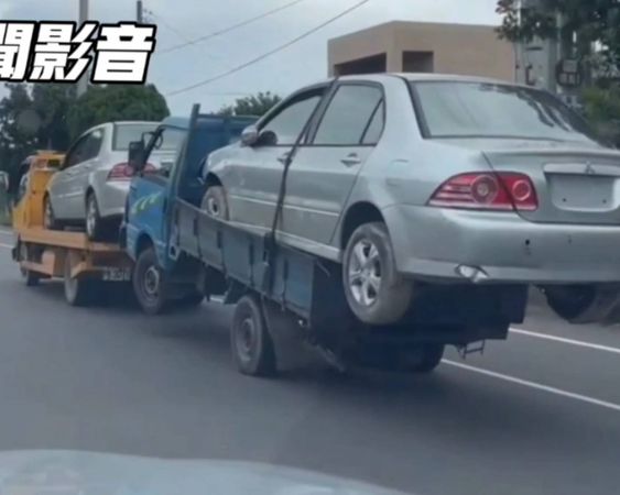 ▲彰化縣溪州鄉有拖吊業者載一車拖二車上路。（圖／翻攝自社會事新聞影音）