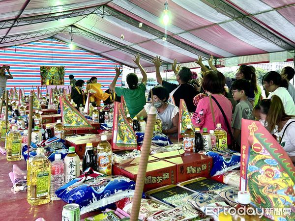 ▲西螺東南觀光夜市準備110桌供品普渡好兄弟遊客。（圖／記者蔡佩旻攝）