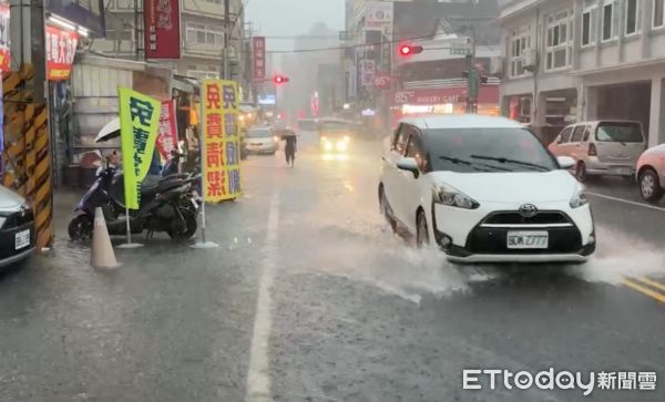 ▲北港鎮受大雨影響多處積淹水。（圖／記者蔡佩旻翻攝）