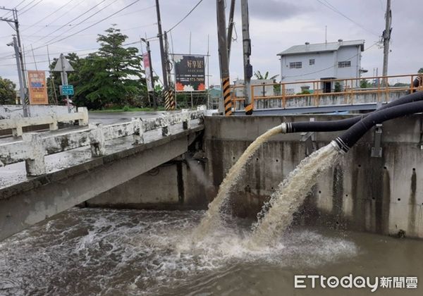 ▲近年台南市區道路及沿海低窪區域，因增設抽水站、設抽水機，加快退水時間，降低淹水風險。（圖／記者林東良翻攝）