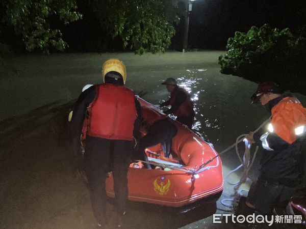 ▲台南市消防局於10日晚上接獲白河區琦內里有淹水50公分以上，經派遣白河等分隊3車1艇7人前往搶，陸續救援23人。（圖／民眾提供）