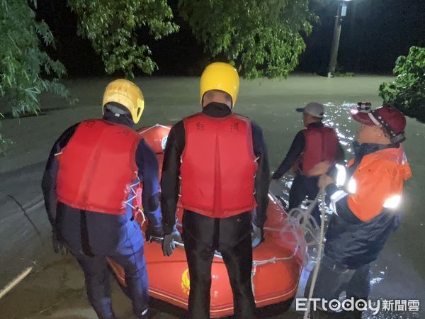 ▲台南市消防局於10日晚上接獲白河區琦內里有淹水50公分以上，經派遣白河等分隊3車1艇7人前往搶，陸續救援23人。（圖／民眾提供）