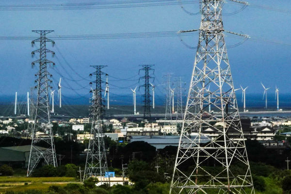 台灣風力發電業者必須自行興建從發電地點到台電電網或升壓站所需要的線路，也額外增加成本。（圖／報系資料照）