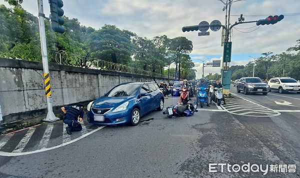 ▲▼三寶女駕駛「停紅燈突踩油門」　超衰男騎士遭衝撞。（圖／記者許宥孺翻攝）