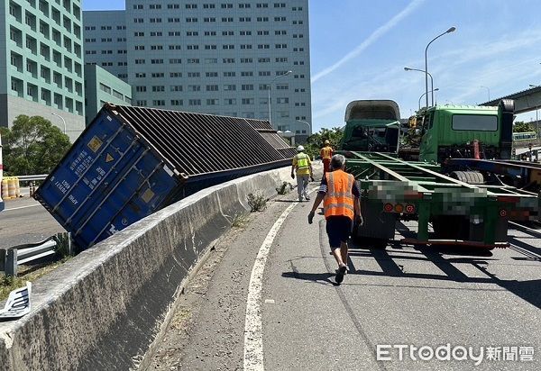 ▲營業半聯結車在國1南崁環道入口自撞護欄。（圖／國道警察提供）