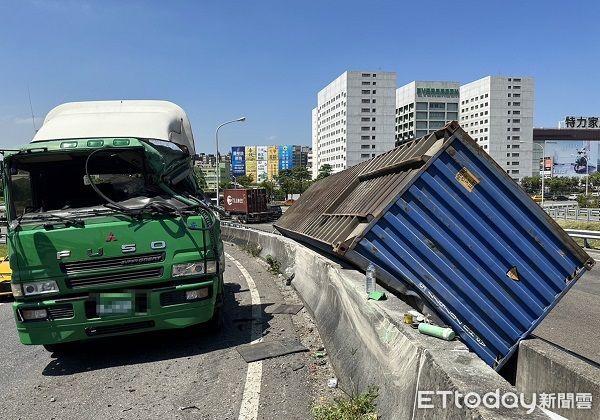 ▲▼造成貨櫃脫離側翻掉落邊坡，警方封閉環道入口吊離事故車輛。（圖／國道警察提供）