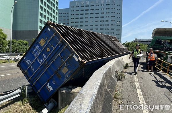 ▲▼造成貨櫃脫離側翻掉落邊坡，警方封閉環道入口吊離事故車輛。（圖／國道警察提供）