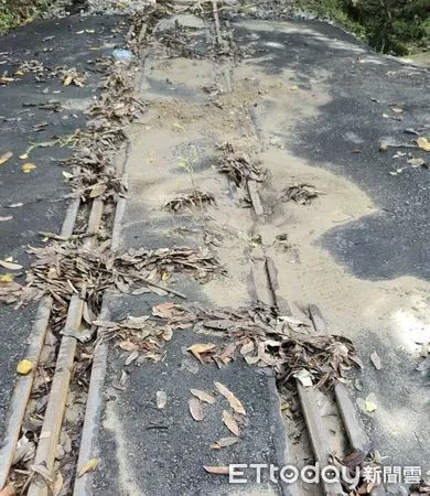 ▲豪雨襲擊嘉義，阿里山林鐵傳出有兩處路段鐵軌遭泥流覆蓋。（圖／讀者提供）