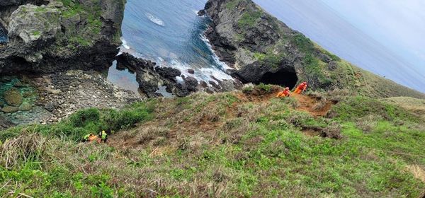 ▲▼             蘭嶼青青草原風景區1名男遊客墜崖。（圖／海巡提供）