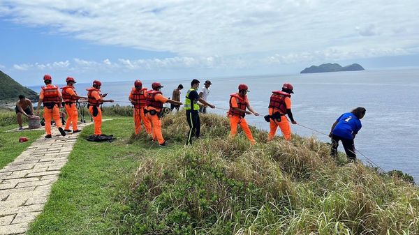 ▲▼             蘭嶼青青草原風景區1名男遊客墜崖。（圖／海巡提供）