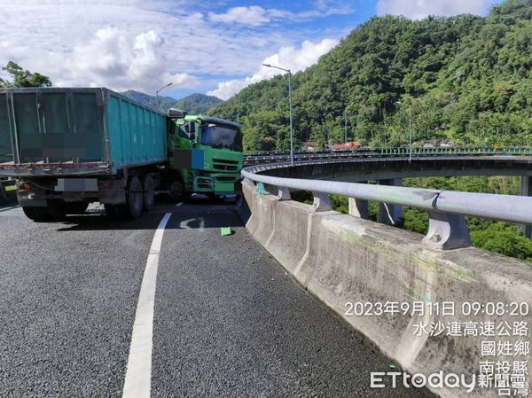 ▲大貨車疑因剎車不當在國道6號高架匝道上自撞「折甘蔗」停放。（圖／翻攝「記者爆料網」、記者高堂堯翻攝）