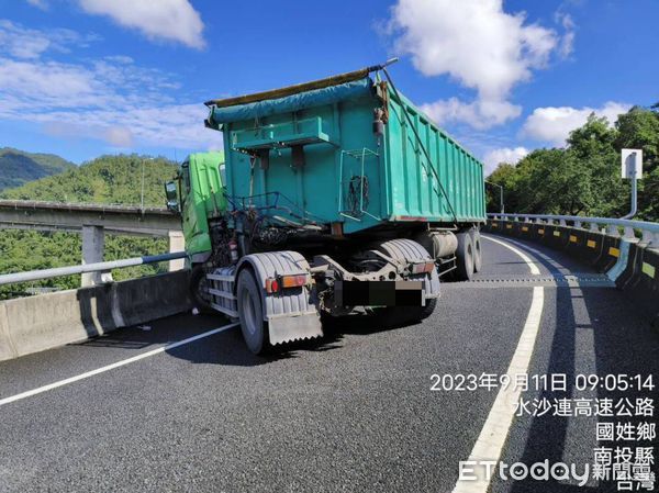 ▲▼大貨車疑因剎車不當在國道6號高架匝道上自撞「折甘蔗」停放。（圖／翻攝「記者爆料網」、記者高堂堯翻攝）