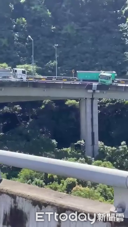 ▲大貨車疑因剎車不當在國道6號高架匝道上自撞「折甘蔗」停放。（圖／翻攝「記者爆料網」、記者高堂堯翻攝）