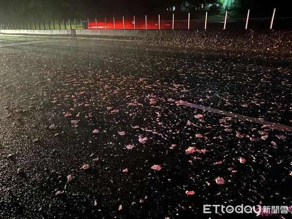 ▲▼國道3號嘉義竹崎段路面散落廚餘，導致車輛打滑自撞。（圖／記者翁伊森翻攝）