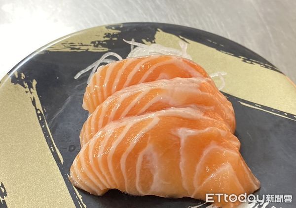 ▲爭鮮PLUS推出極厚鮭魚「2+1」優惠，3片厚切生魚片80元。（圖／爭鮮提供）