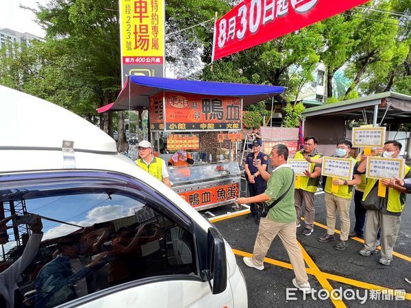 ▲台南市市場處處長陳豪吉，下午4時率員前往稽查導，因大東夜市尚未取得營業許可，陳處長除勸導攤商不得營業否則開罰外，也表示違規營業不排斷水斷電。。（圖／記者林東良攝，下同）