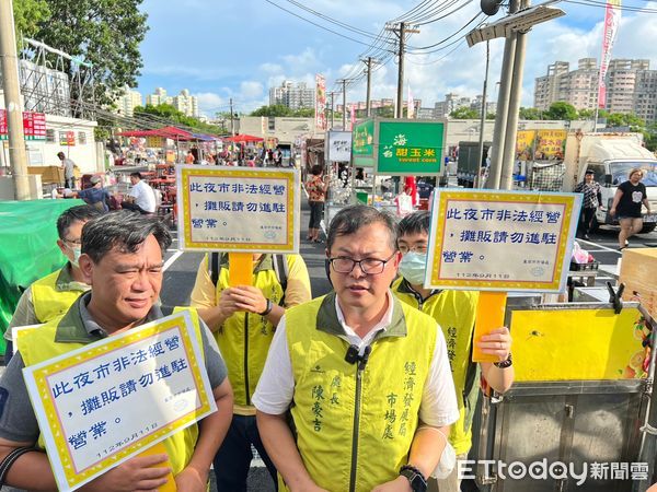 ▲台南市市場處處長陳豪吉，下午4時率員前往稽查導，因大東夜市尚未取得營業許可，陳處長除勸導攤商不得營業否則開罰外，也表示違規營業不排斷水斷電。。（圖／記者林東良攝，下同）