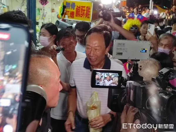 ▲郭台銘逛景美夜市。（圖／記者鄭佩玟攝）