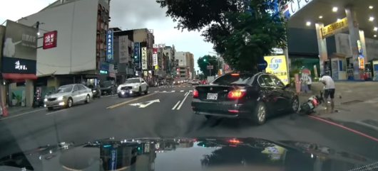 ▲開元路成大城中油加油站前有，有1部自小客車自內側車道右切要進入加油站，疑因整部車擋住機慢車道，1部直行機車疑煞車不撞上人車倒地，幸好騎士馬上起身，似乎並無大礙。（圖／翻攝自臉書永康大小事，下同）