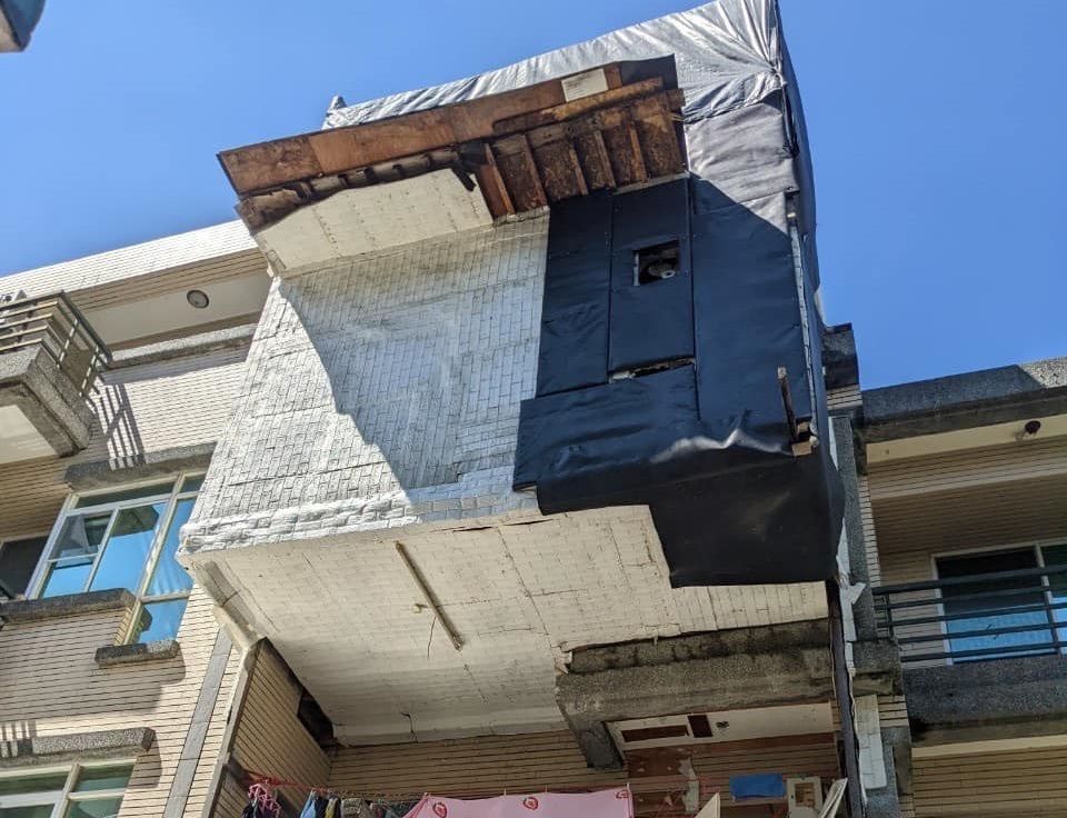 ▲台南有屋主將3層樓的民宅加蓋至5層樓，每當有颱風時，建材就會砸落地面。（圖／翻攝自Facebook／蔡麗青）