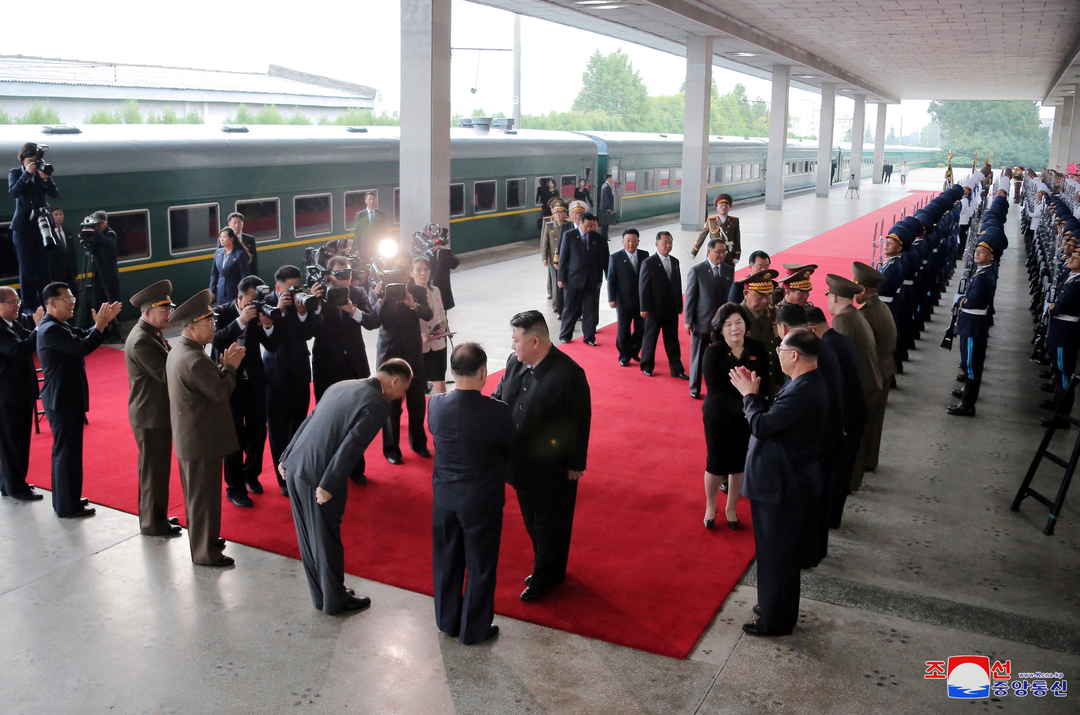 ▲▼北韓最高領導人金正恩10日下午搭乘專車離開平壤，內閣總理金德訓等官員送行。（圖／路透）