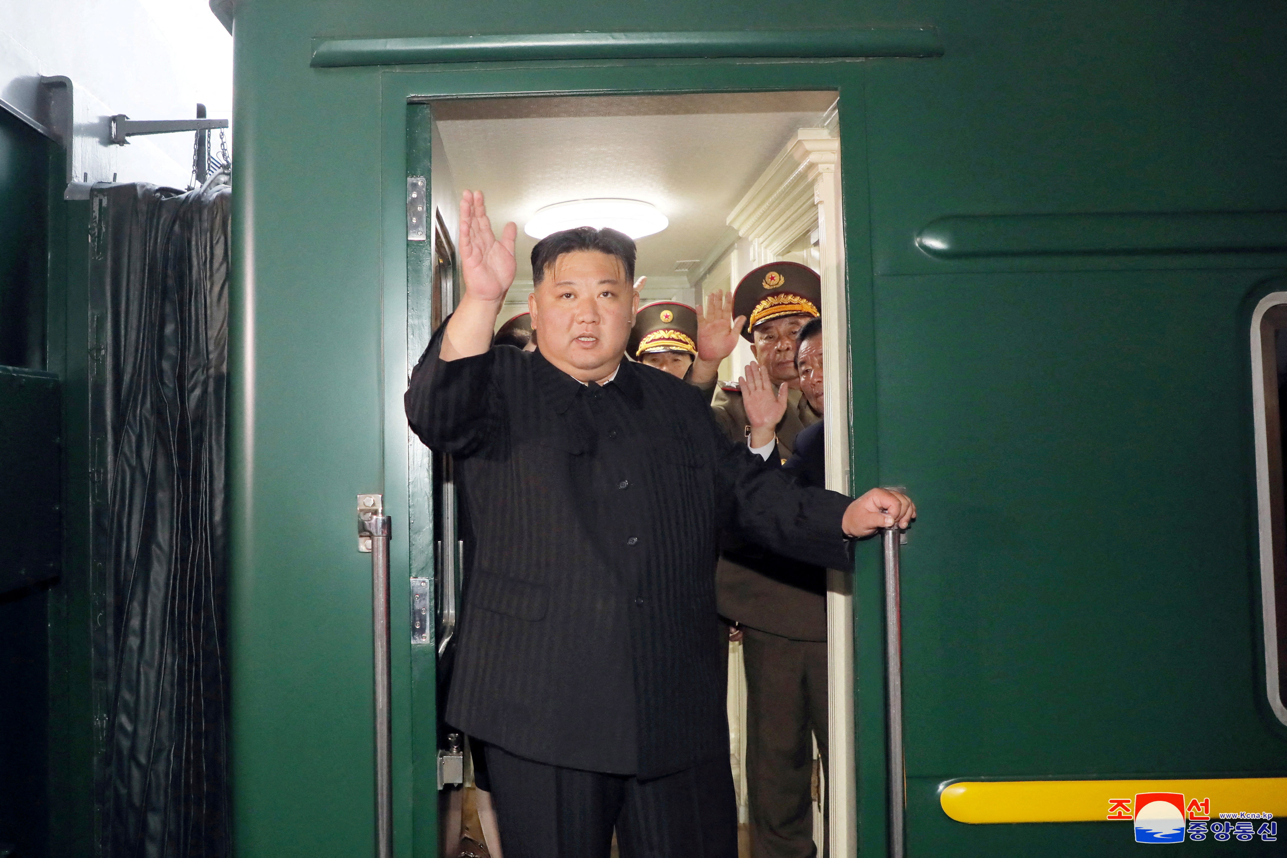 ▲▼北韓最高領導人金正恩10日下午搭乘專車離開平壤，內閣總理金德訓等官員送行。（圖／路透）