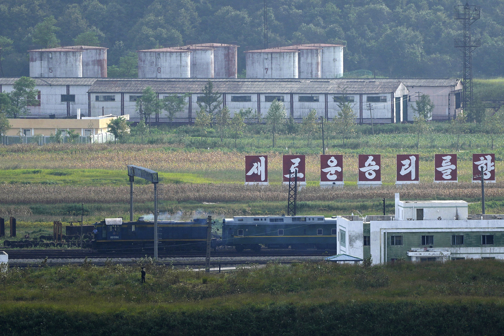 ▲▼金正恩搭乘的綠皮專用列車抵達中國吉林省延邊朝鮮族自治州琿春市防川村，該地與北韓、俄羅斯交界。（圖／CFP）