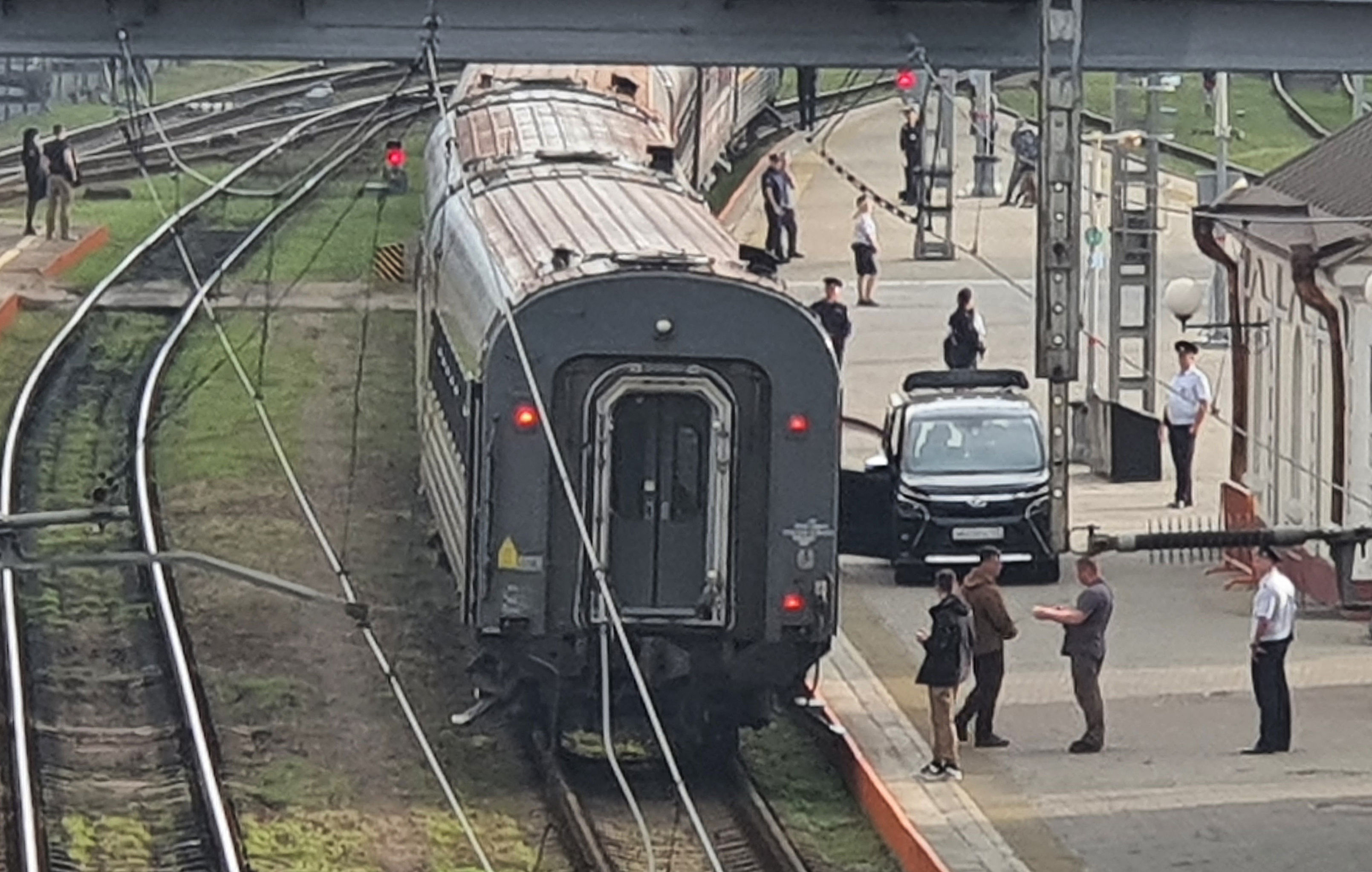 ▲▼俄羅斯遠東城市海參崴的火車車站月台上11日出現警察與軍人。（圖／達志影像／newscom）