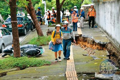 基泰「二大門神」曝光！　來頭超大黑白通吃