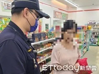 ▲里港警分局鹽埔分駐所警員吳建志勸阻鄭婦被騙            。（圖／記者陳崑福翻攝）