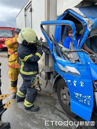 ▲里港消防分隊以破壞器材破壞車門，將駕駛救出送醫             。（圖／記者陳崑福翻攝）