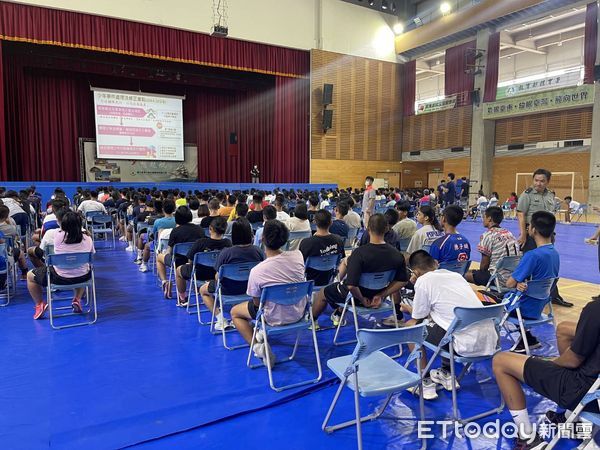 ▲少年警察隊前進校園宣導「識詐」、「反毒」。（圖／記者楊漢聲翻攝）